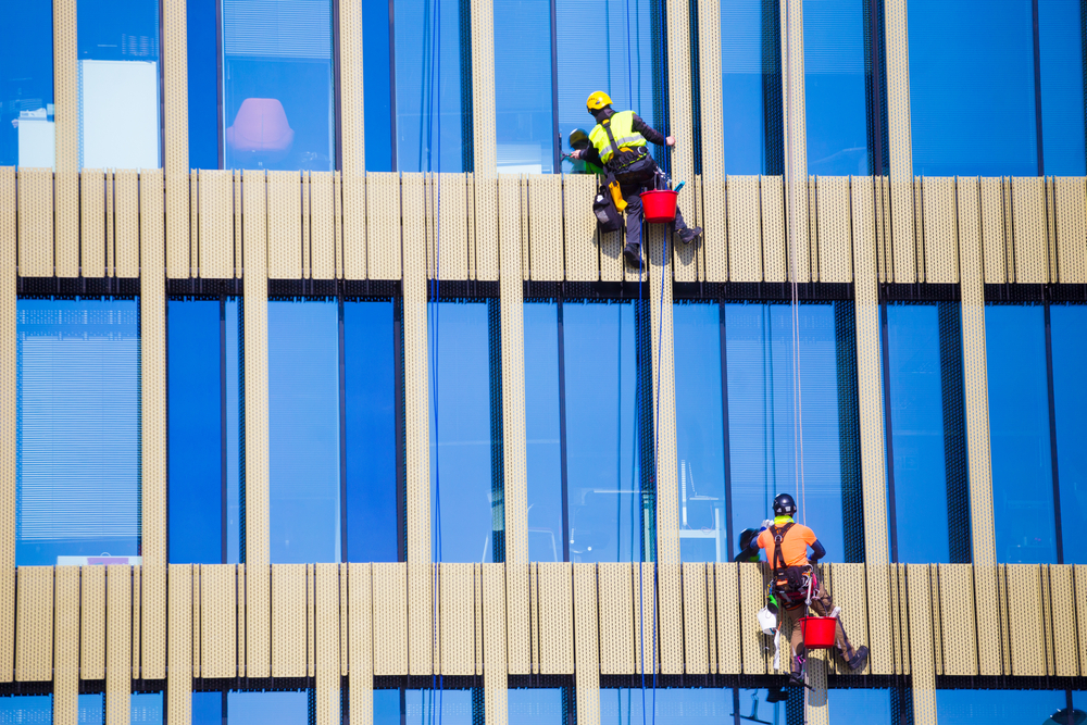 Varför professionell fönsterputsning är avgörande för hotell